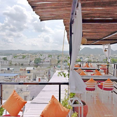 Hotel Udai Niwas By The Lake Udaipur Bagian luar foto