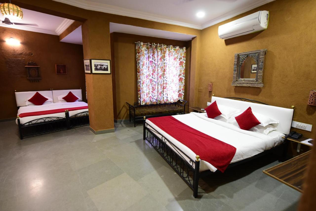 Hotel Udai Niwas By The Lake Udaipur Bagian luar foto