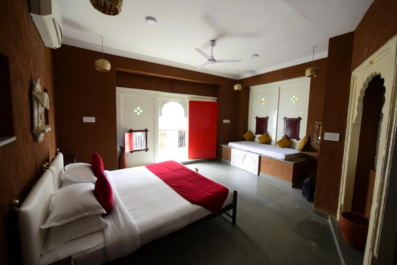 Hotel Udai Niwas By The Lake Udaipur Bagian luar foto