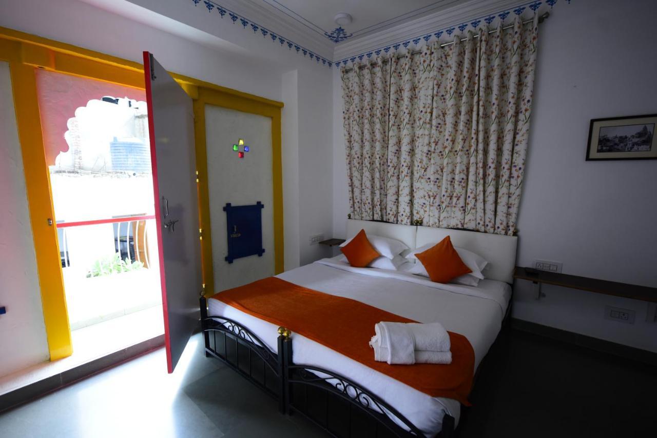 Hotel Udai Niwas By The Lake Udaipur Bagian luar foto