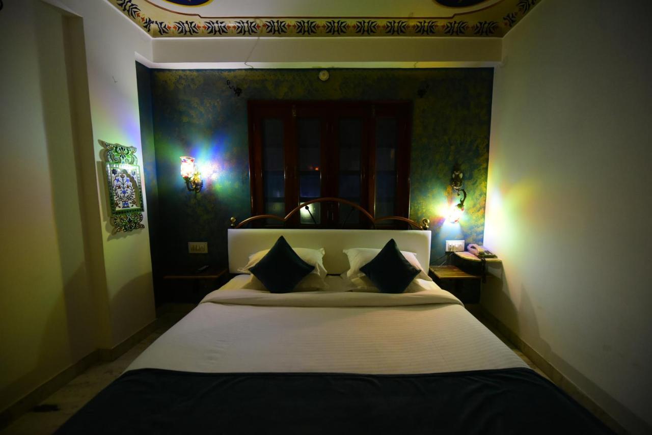 Hotel Udai Niwas By The Lake Udaipur Bagian luar foto