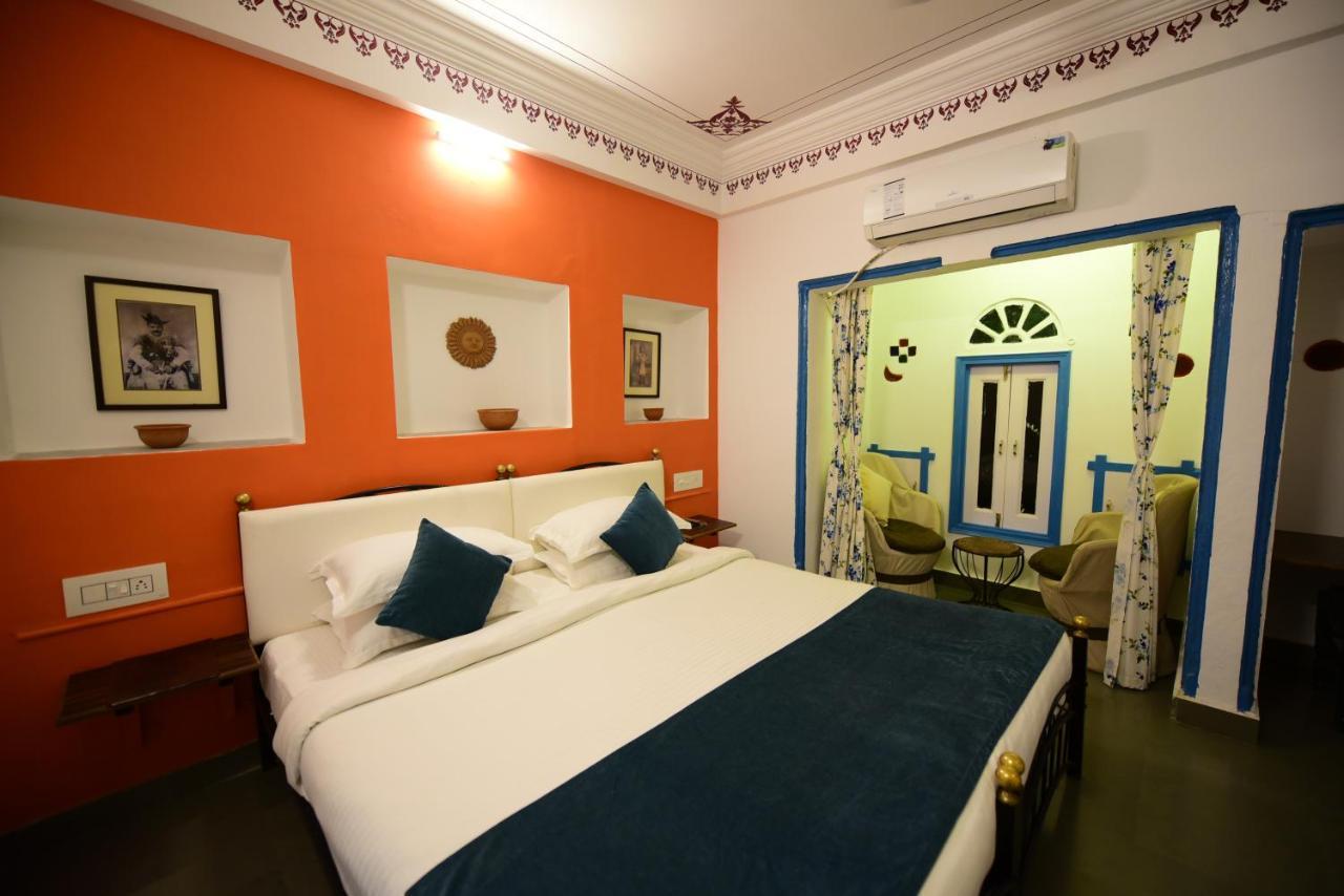 Hotel Udai Niwas By The Lake Udaipur Bagian luar foto