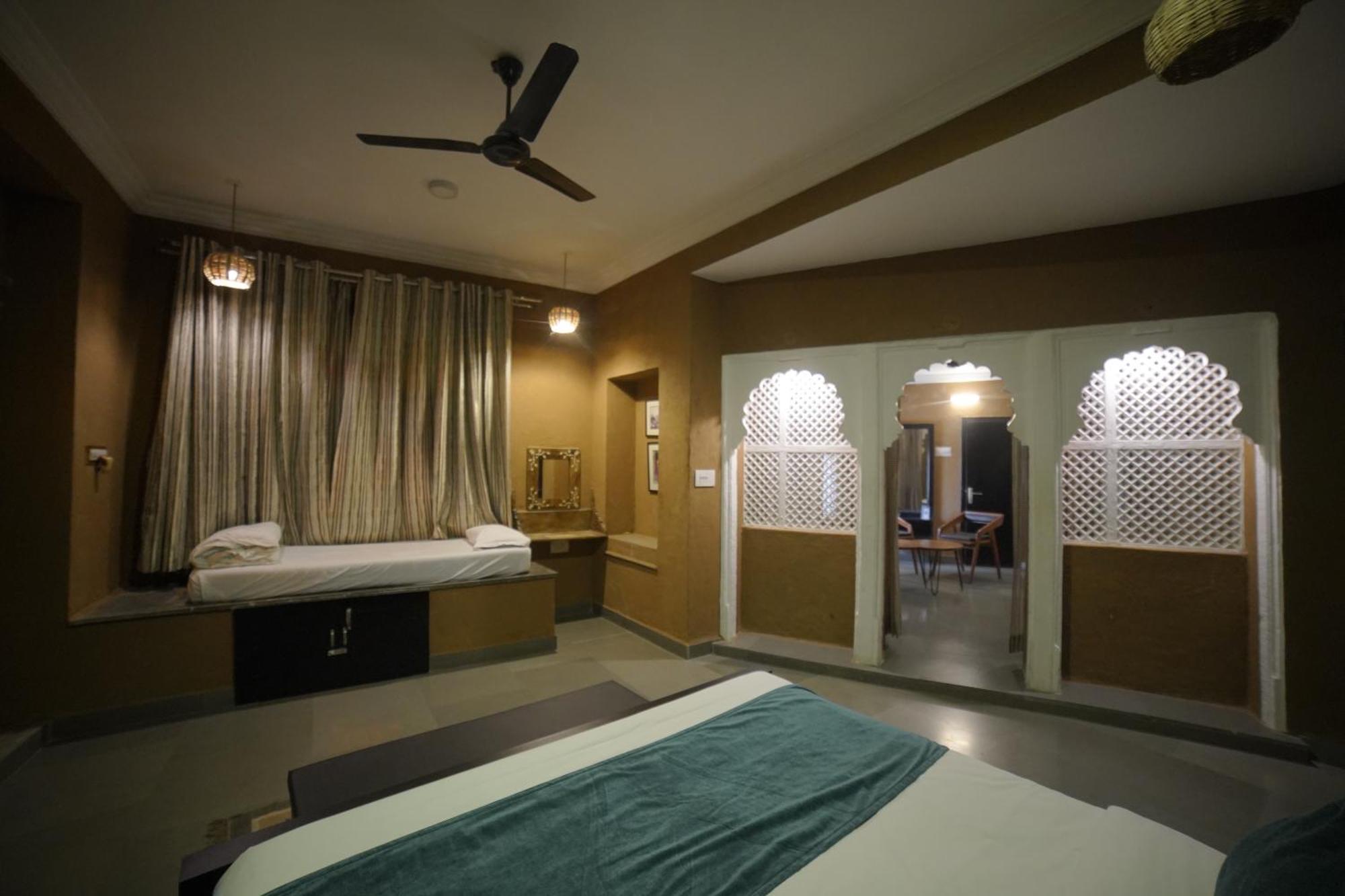 Hotel Udai Niwas By The Lake Udaipur Bagian luar foto
