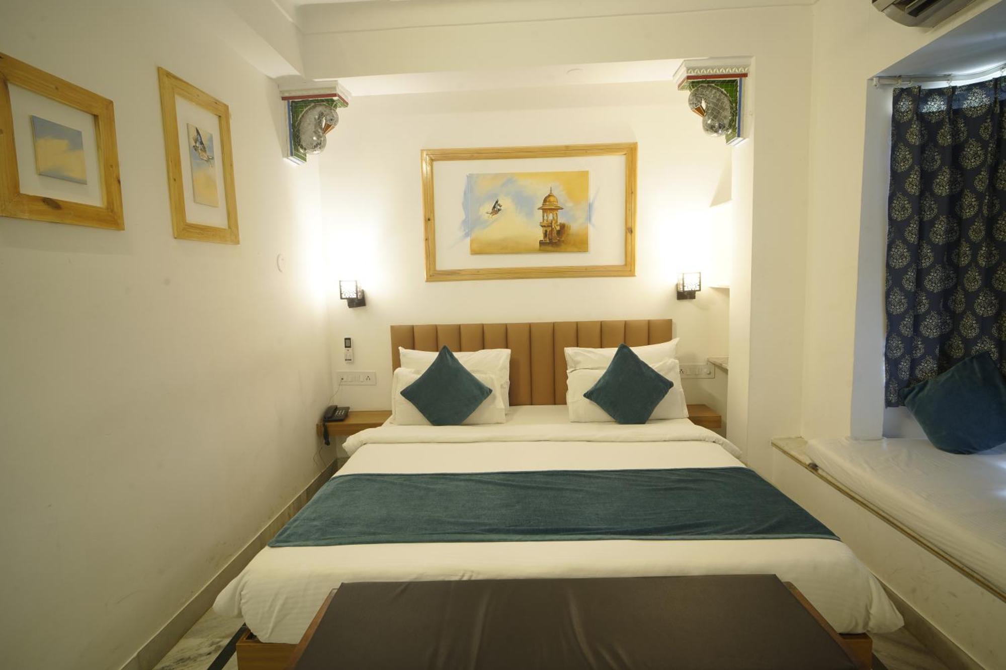 Hotel Udai Niwas By The Lake Udaipur Bagian luar foto