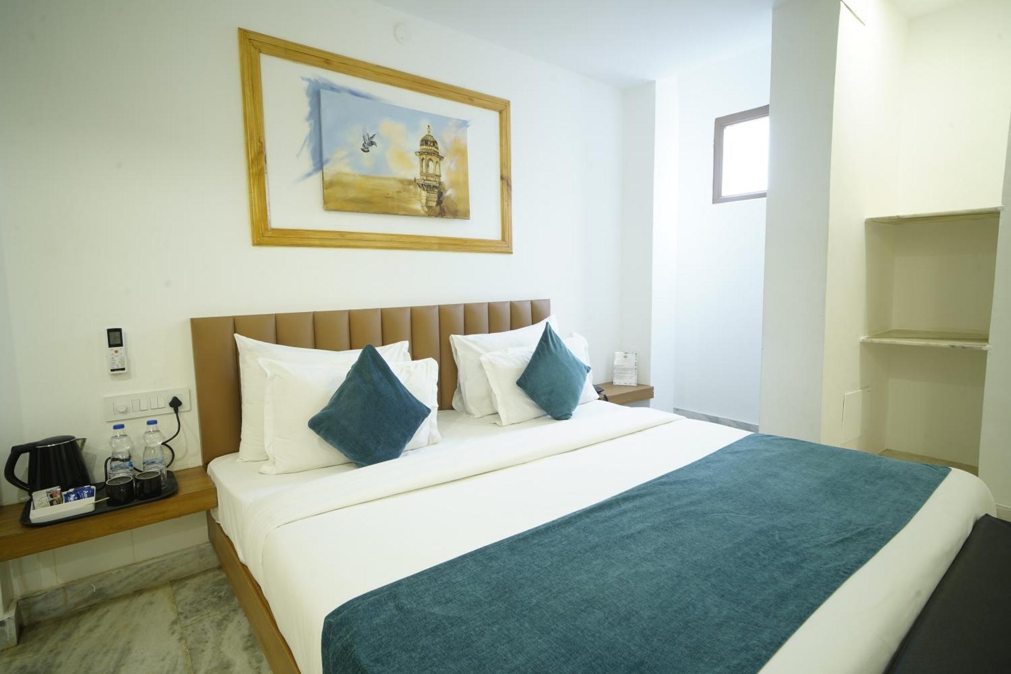 Hotel Udai Niwas By The Lake Udaipur Bagian luar foto