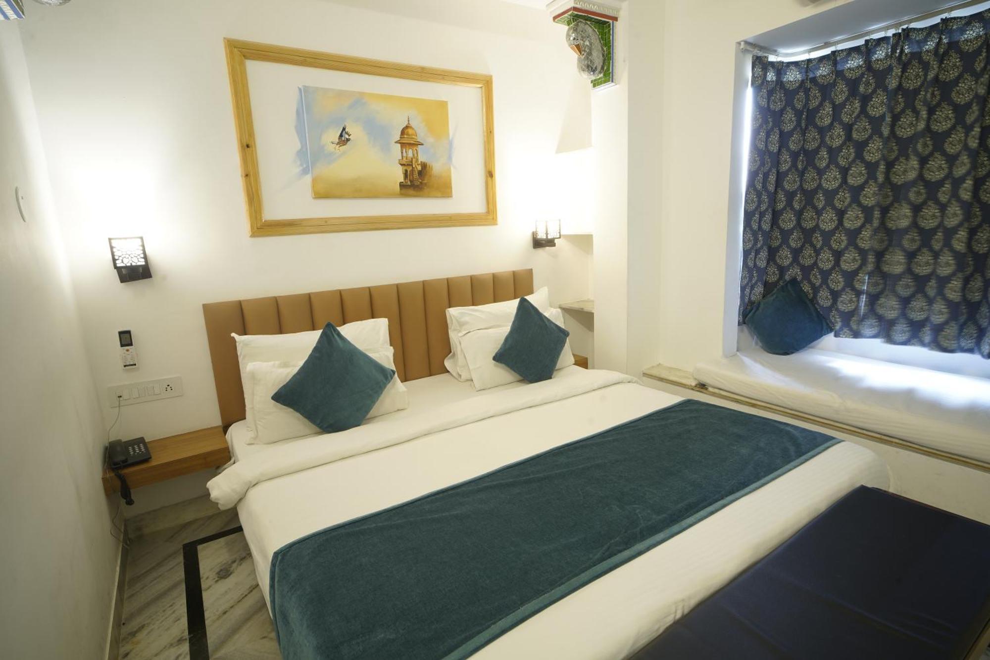 Hotel Udai Niwas By The Lake Udaipur Bagian luar foto