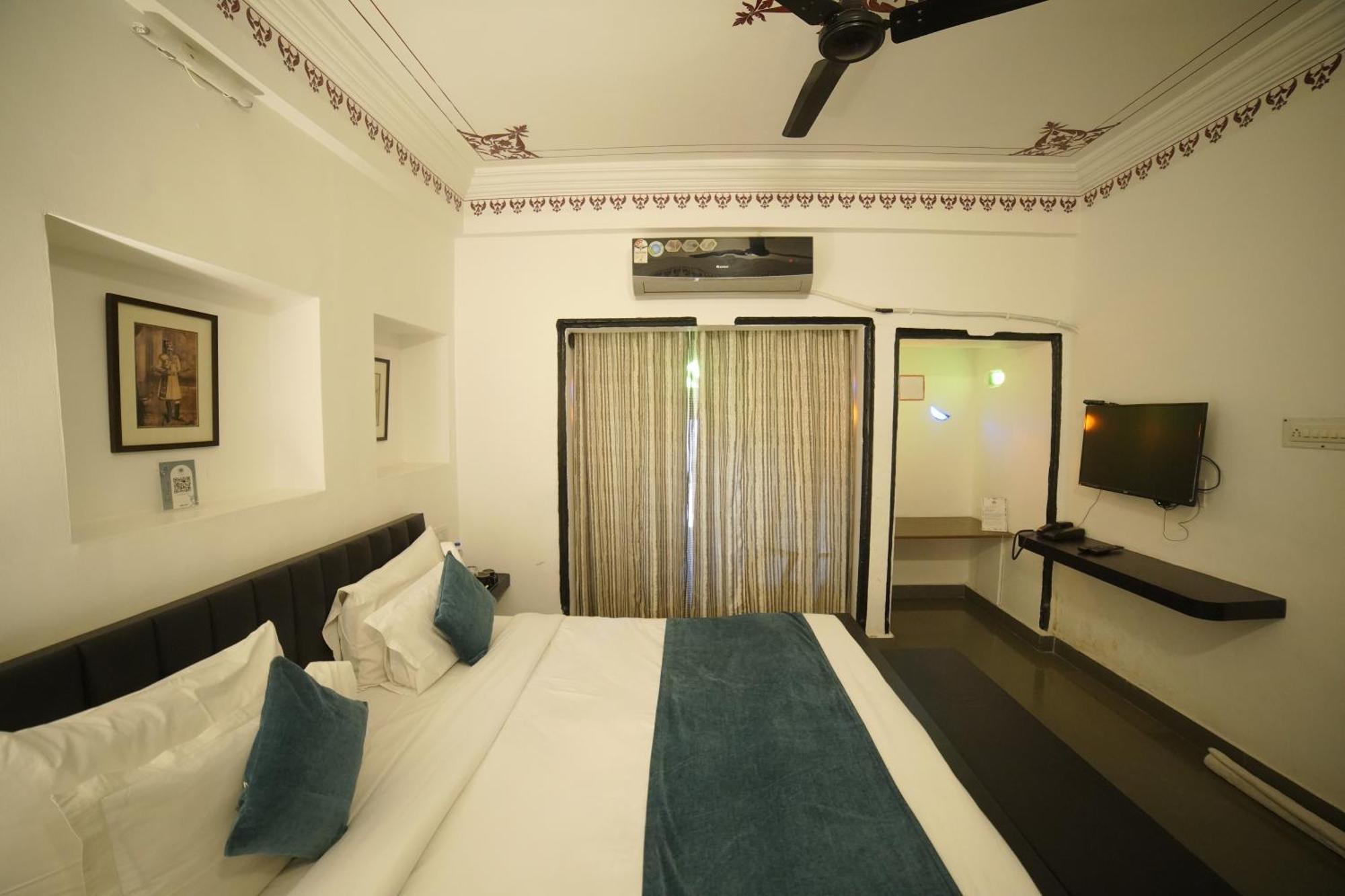Hotel Udai Niwas By The Lake Udaipur Bagian luar foto