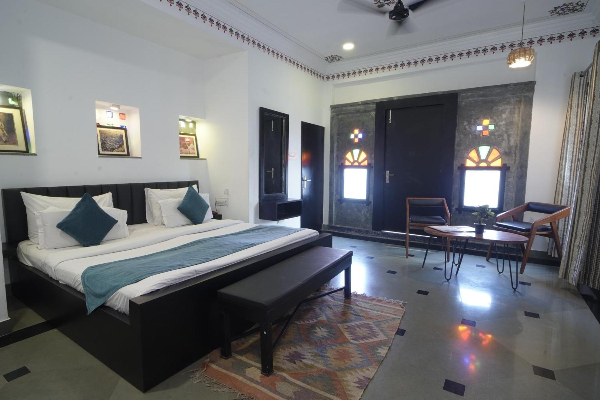 Hotel Udai Niwas By The Lake Udaipur Bagian luar foto