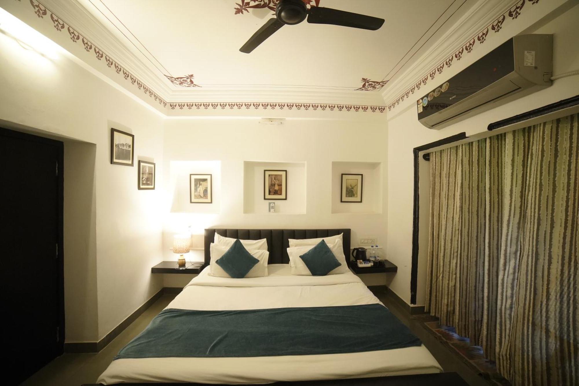 Hotel Udai Niwas By The Lake Udaipur Bagian luar foto