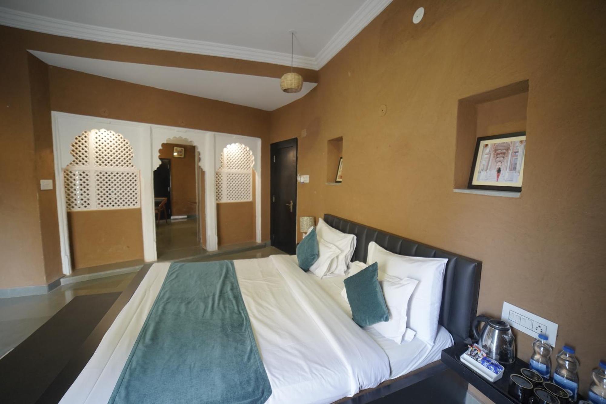 Hotel Udai Niwas By The Lake Udaipur Bagian luar foto