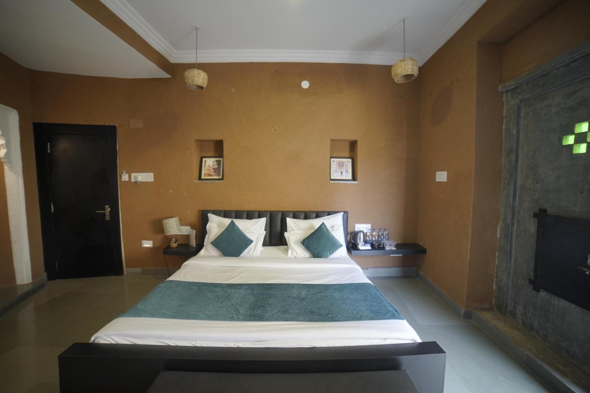Hotel Udai Niwas By The Lake Udaipur Bagian luar foto
