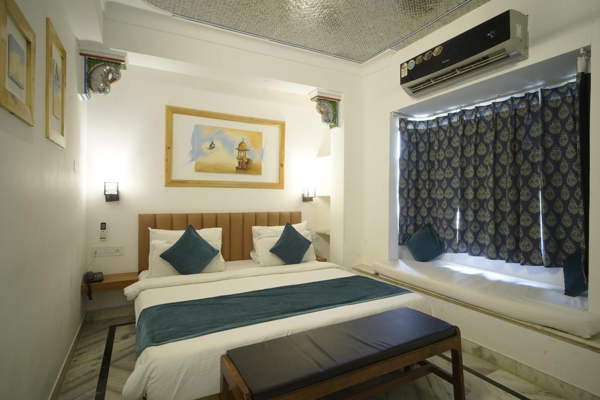 Hotel Udai Niwas By The Lake Udaipur Bagian luar foto