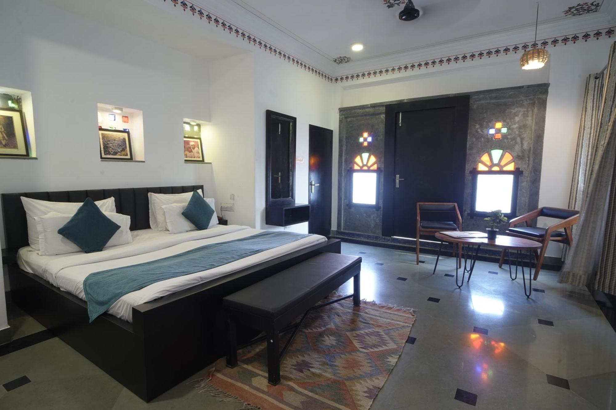 Hotel Udai Niwas By The Lake Udaipur Bagian luar foto