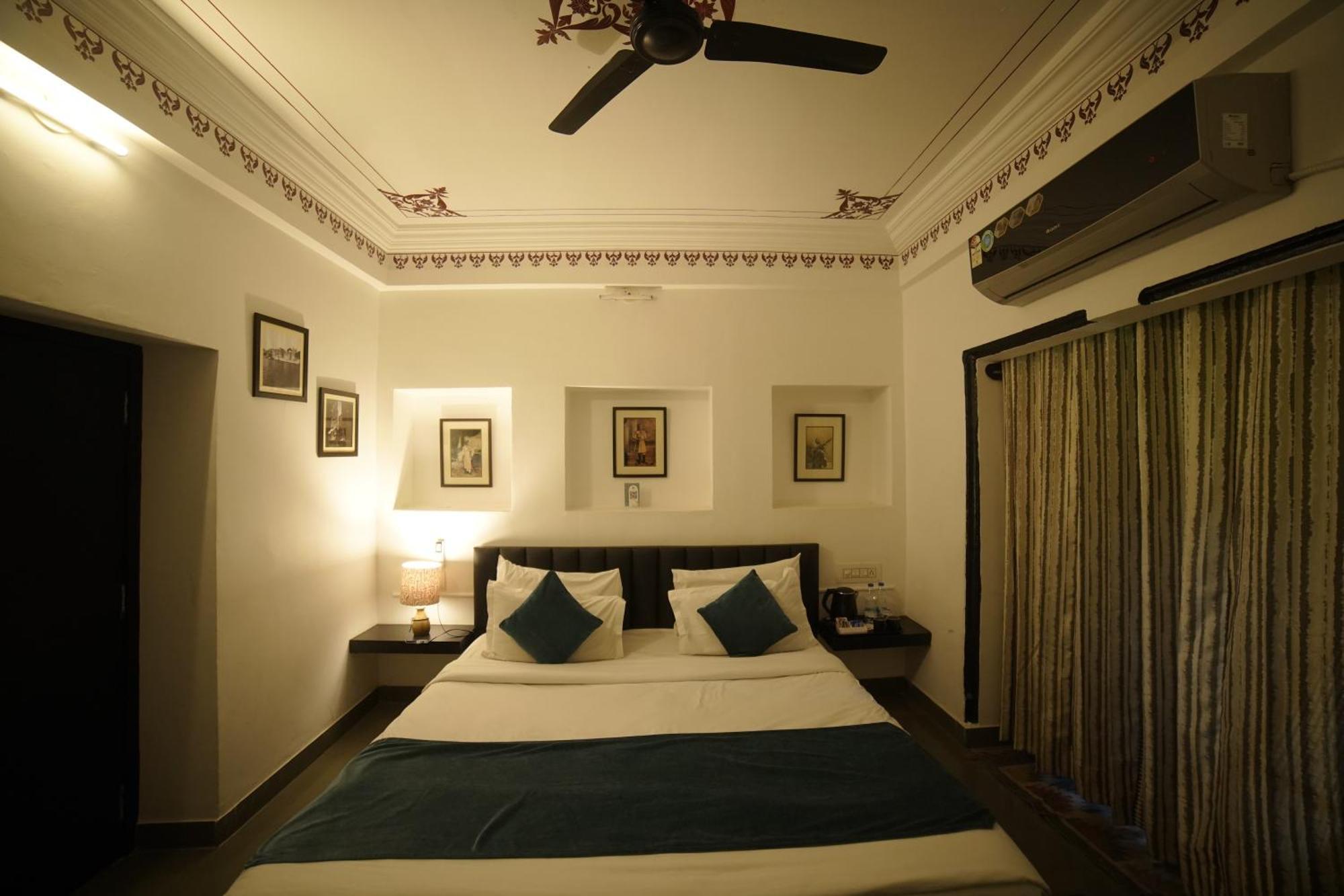 Hotel Udai Niwas By The Lake Udaipur Bagian luar foto