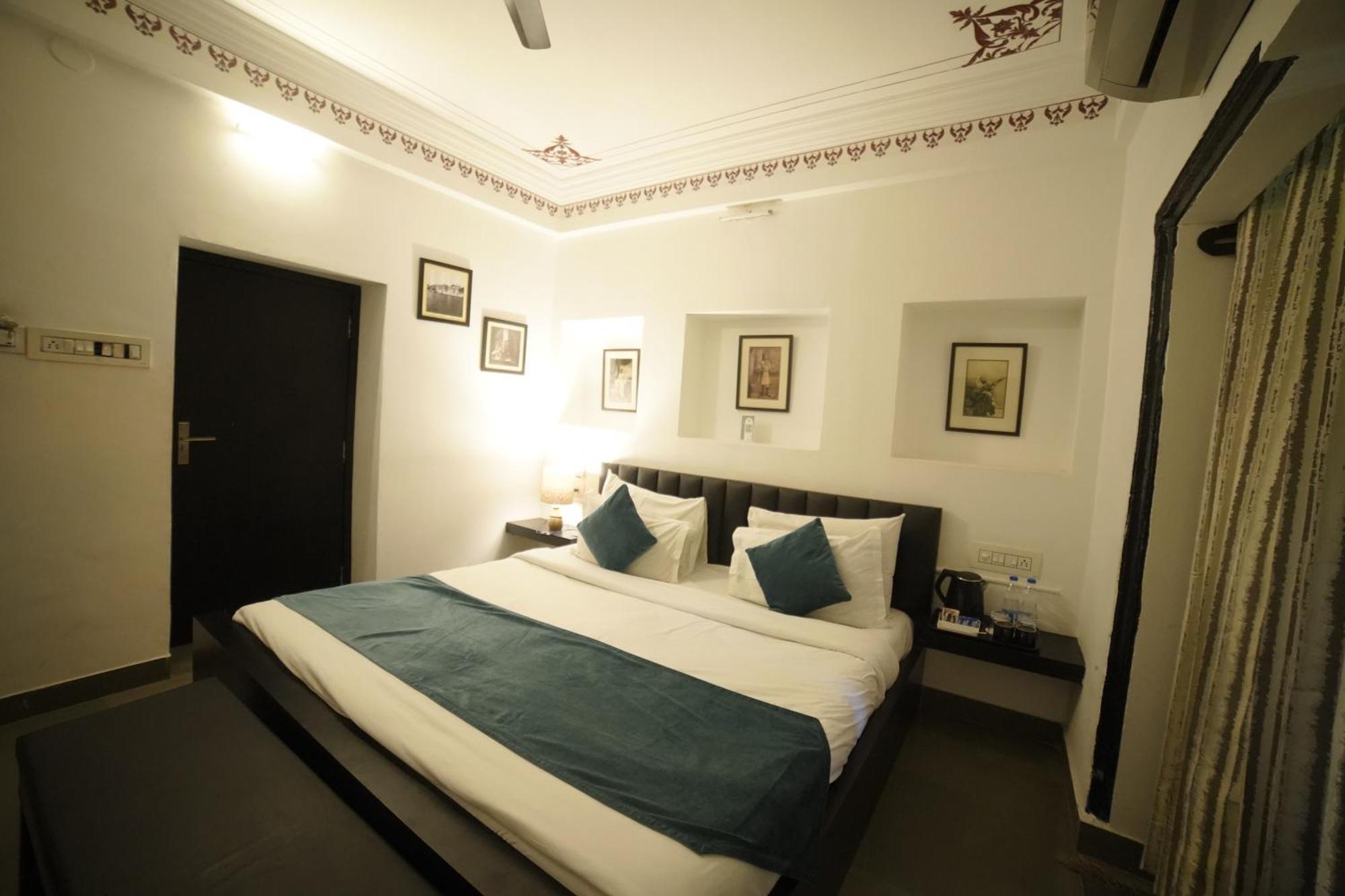 Hotel Udai Niwas By The Lake Udaipur Bagian luar foto