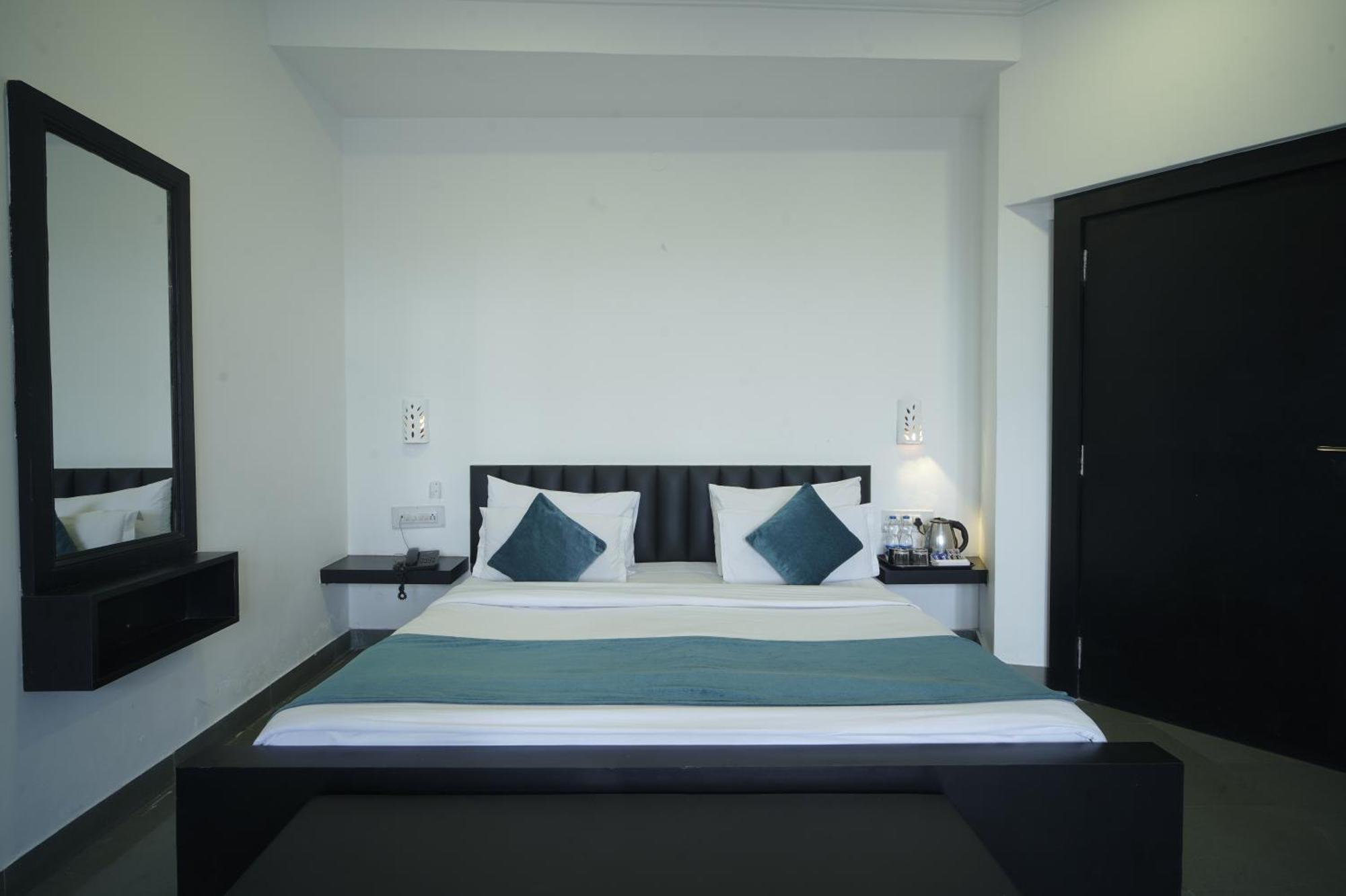 Hotel Udai Niwas By The Lake Udaipur Bagian luar foto