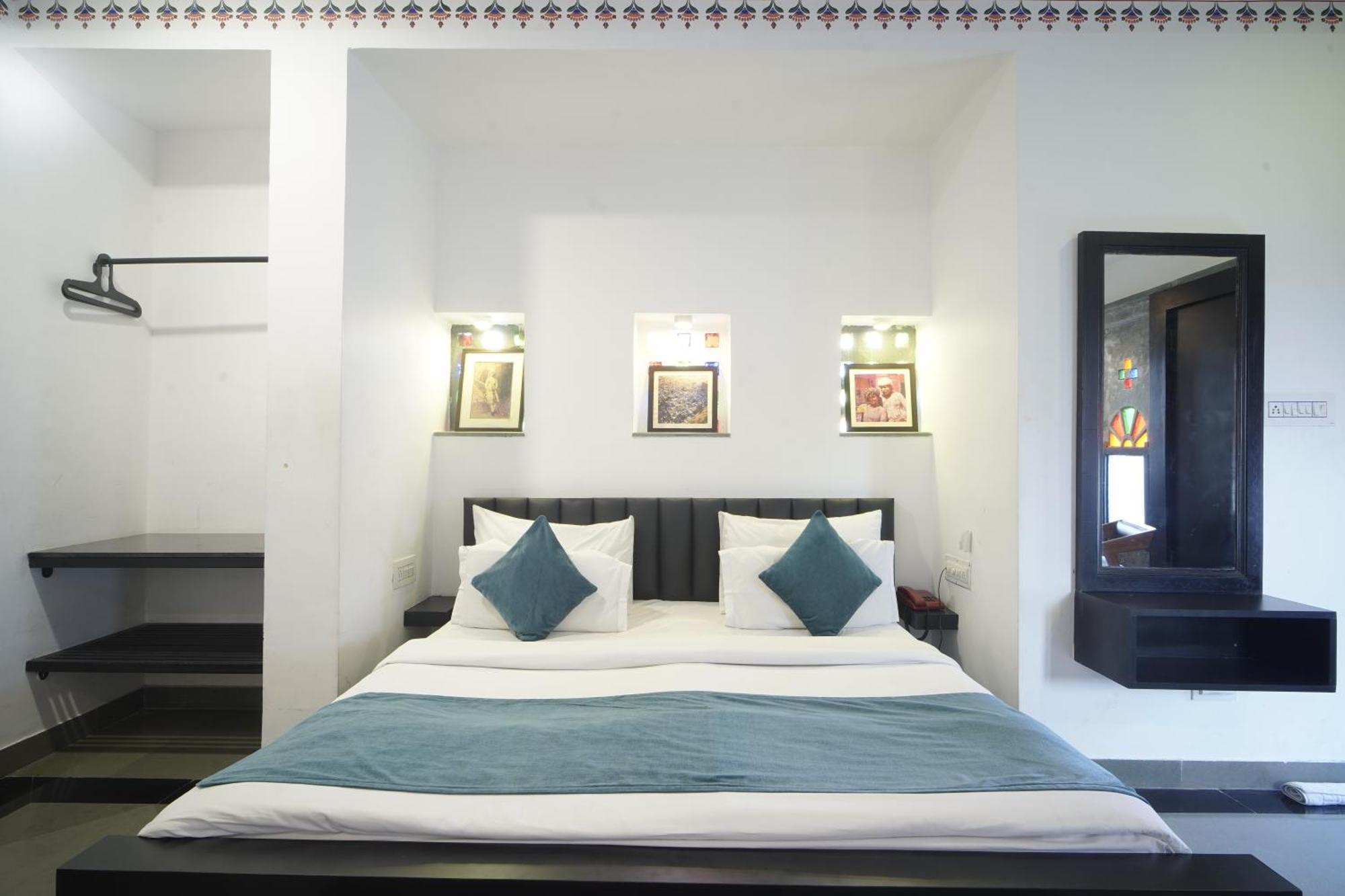 Hotel Udai Niwas By The Lake Udaipur Bagian luar foto
