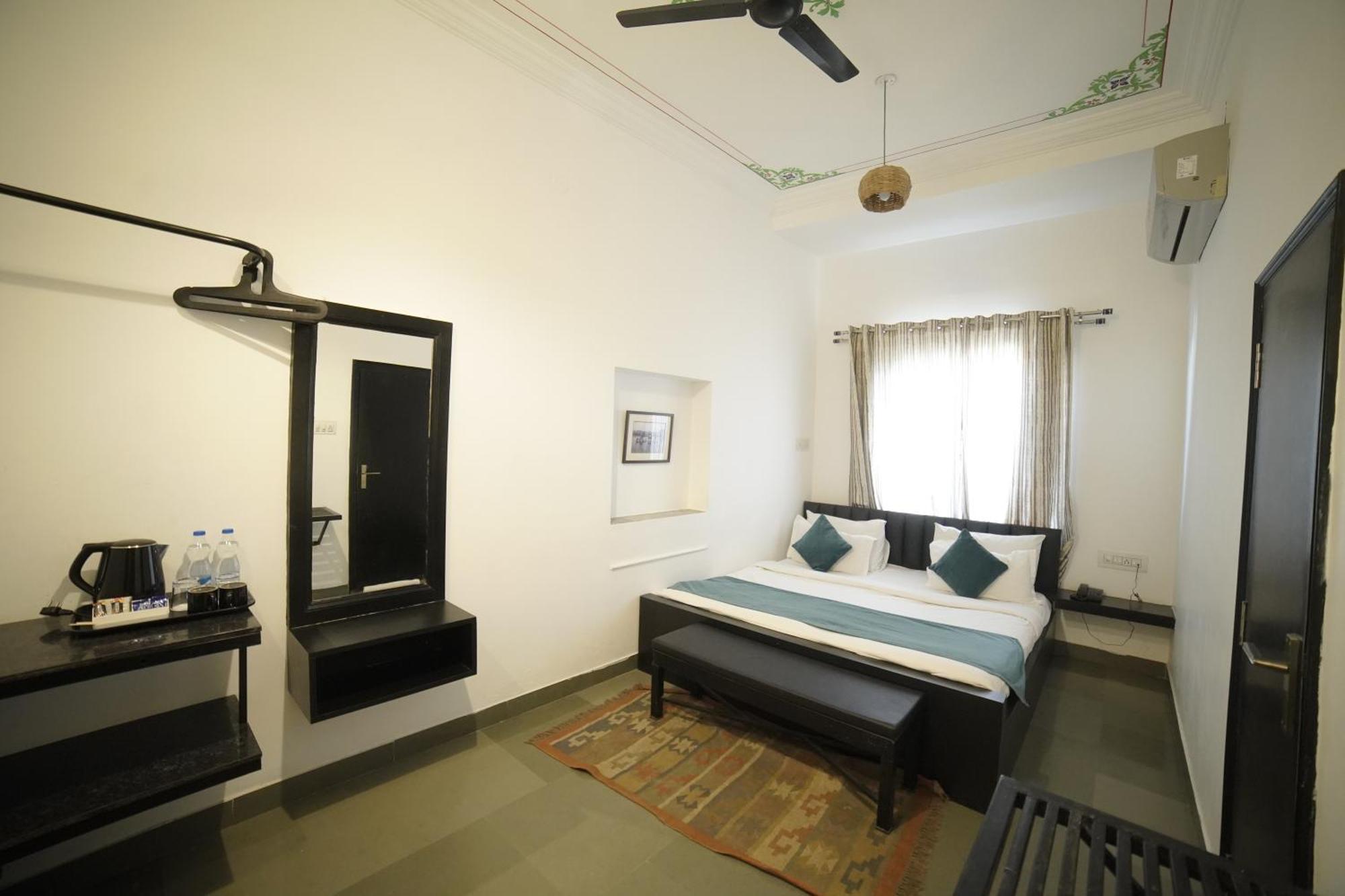 Hotel Udai Niwas By The Lake Udaipur Bagian luar foto