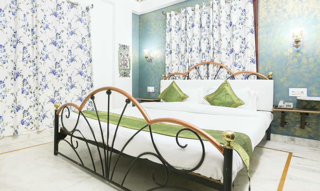 Hotel Udai Niwas By The Lake Udaipur Bagian luar foto